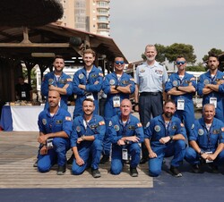 Su Majestad el Rey con los pilotos de la Patrulla Águila